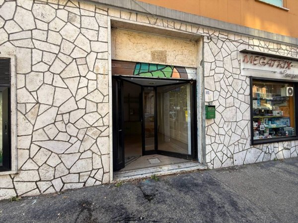 negozio in vendita a Roma in zona Appio Latino