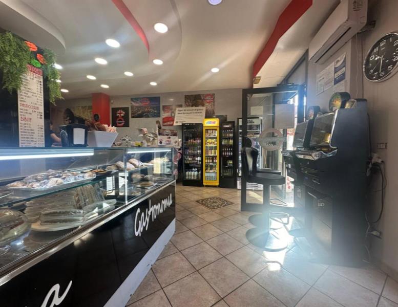 negozio in vendita a Roma in zona Appio Claudio