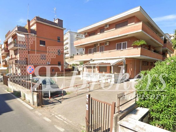 locale commerciale in vendita a Roma in zona Aurelio