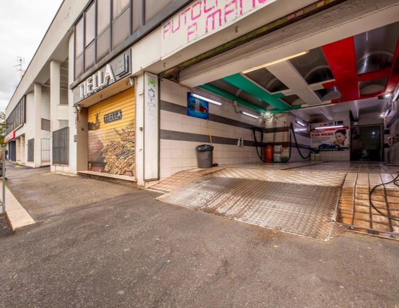 locale commerciale in vendita a Roma in zona Collatino