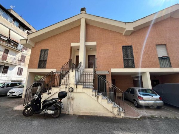 appartamento in vendita a Roma in zona Tomba di Nerone