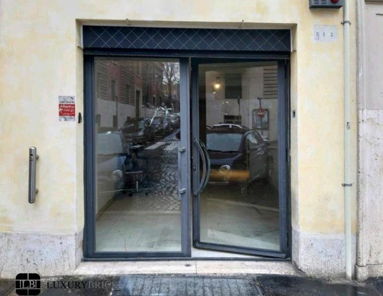 locale commerciale in vendita a Roma in zona Campo Marzio