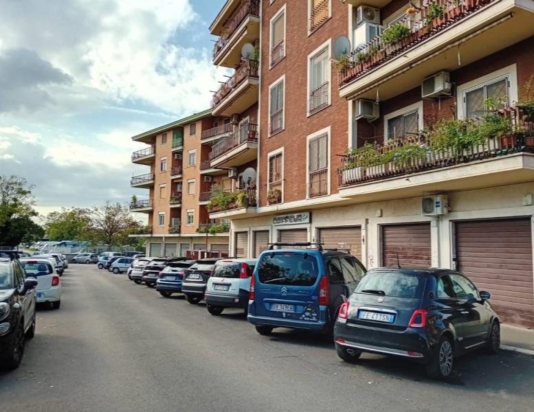 negozio in vendita a Roma in zona Tuscolano