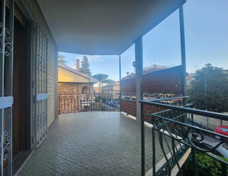 appartamento in vendita a Roma in zona Appio Pignatelli