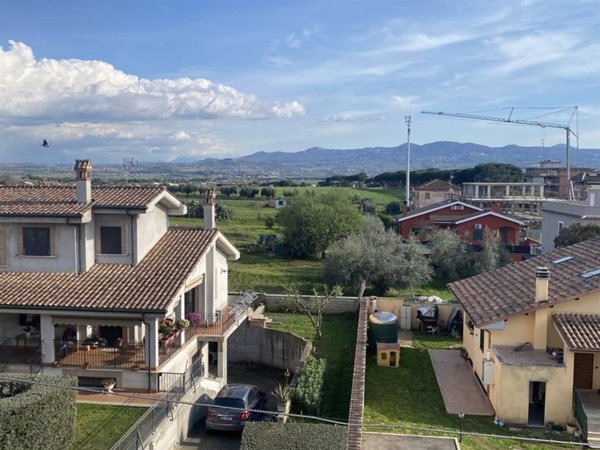 appartamento in vendita a Roma in zona Lunghezza