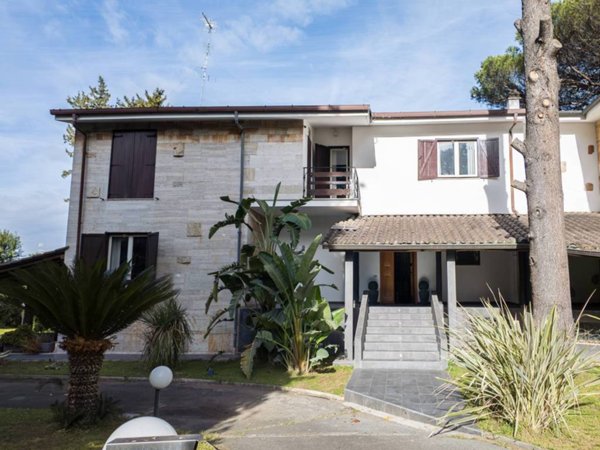 casa indipendente in vendita a Roma in zona Sette Bagni