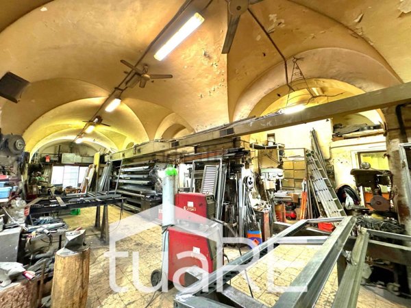 locale commerciale in vendita a Roma in zona Rione Borgo