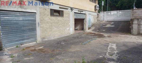 locale commerciale in vendita a Roma in zona Ottavia