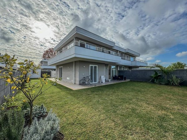 casa indipendente in vendita a Roma in zona Casal Palocco