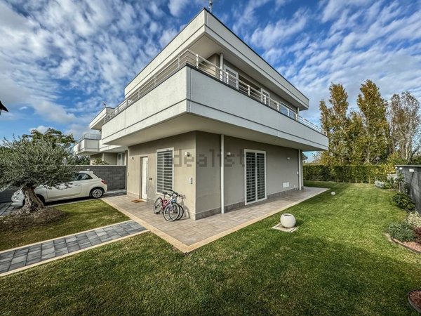 casa indipendente in vendita a Roma in zona Casal Palocco