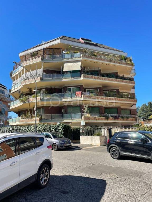 appartamento in vendita a Roma in zona Tomba di Nerone