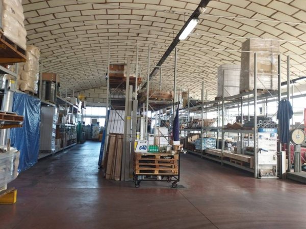 locale commerciale in vendita a Roma in zona Romanina