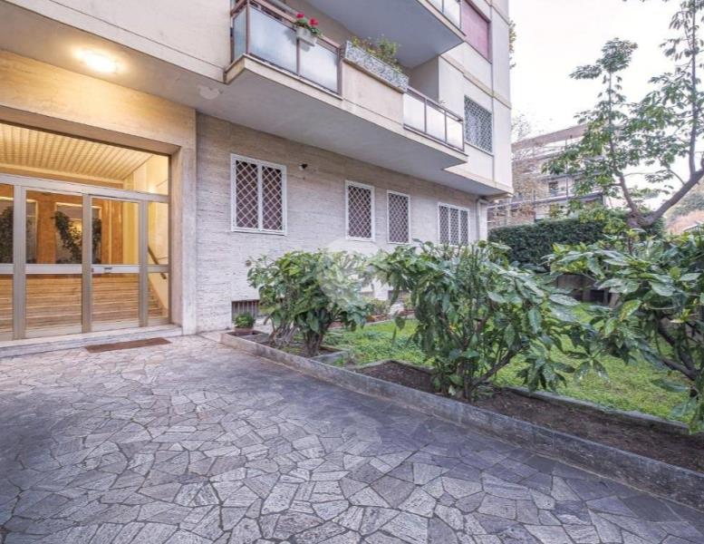 appartamento in vendita a Roma in zona EUR