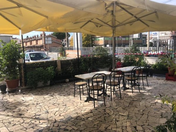 negozio in vendita a Roma in zona Osteria del Curato