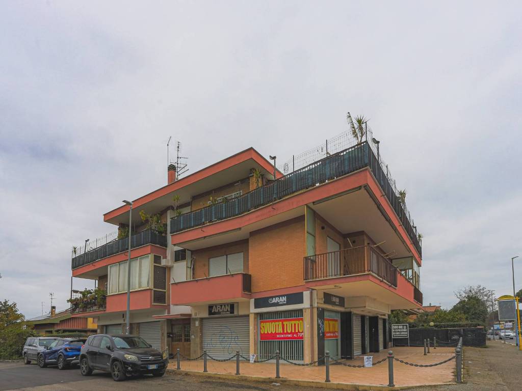 negozio in vendita a Roma in zona Acilia