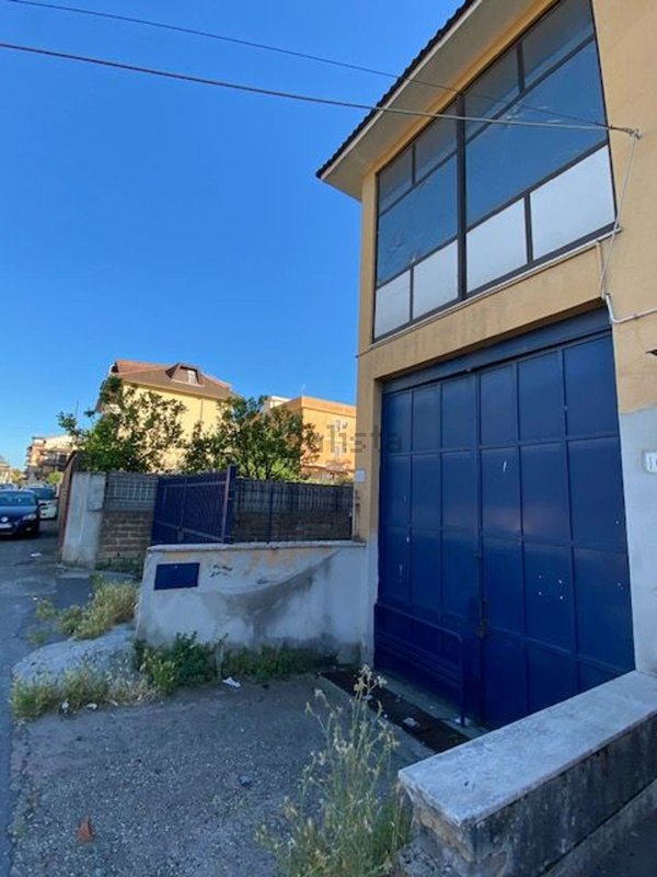 negozio in vendita a Roma in zona Tor Bella Monaca