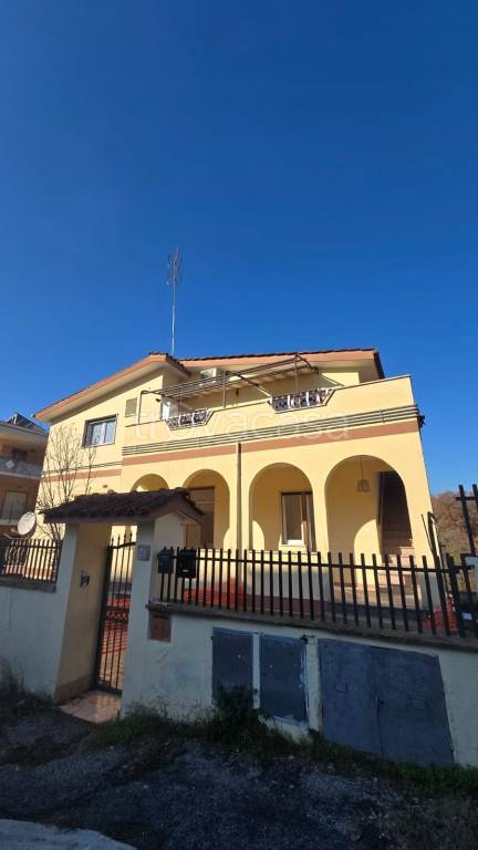appartamento in vendita a Roma in zona Valle Muricana