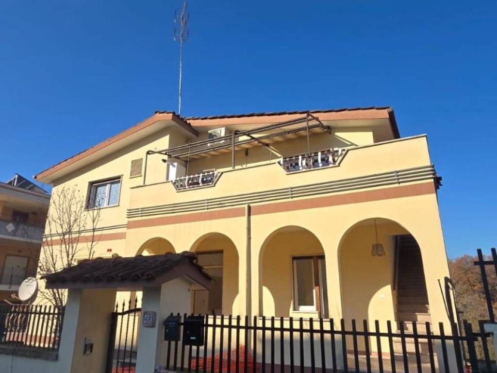 appartamento in vendita a Roma in zona Valle Muricana