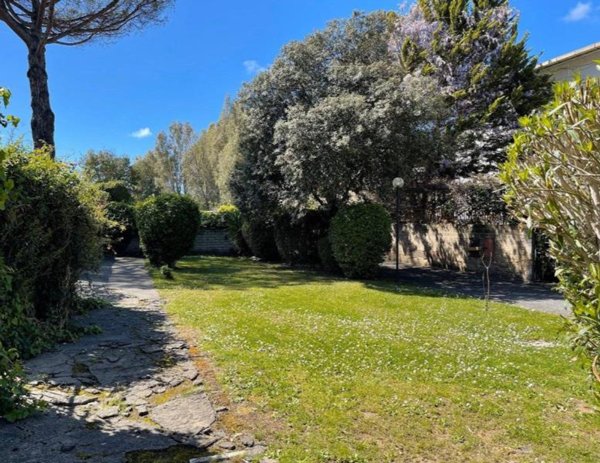 casa indipendente in vendita a Roma in zona Casal Palocco