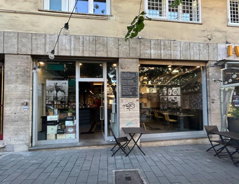 locale commerciale in vendita a Roma in zona Appio Latino