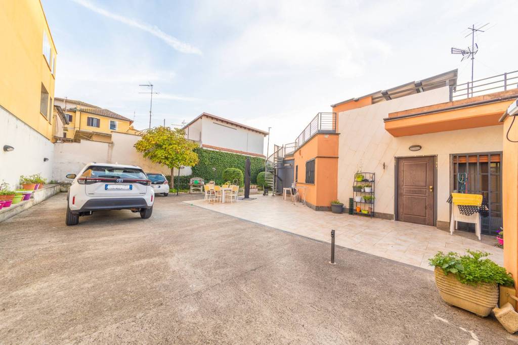 casa indipendente in vendita a Roma in zona Tuscolano