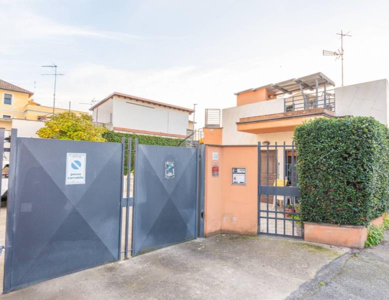 casa indipendente in vendita a Roma in zona Tuscolano