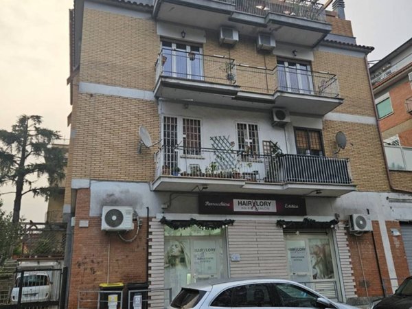 negozio in vendita a Roma in zona Finocchio