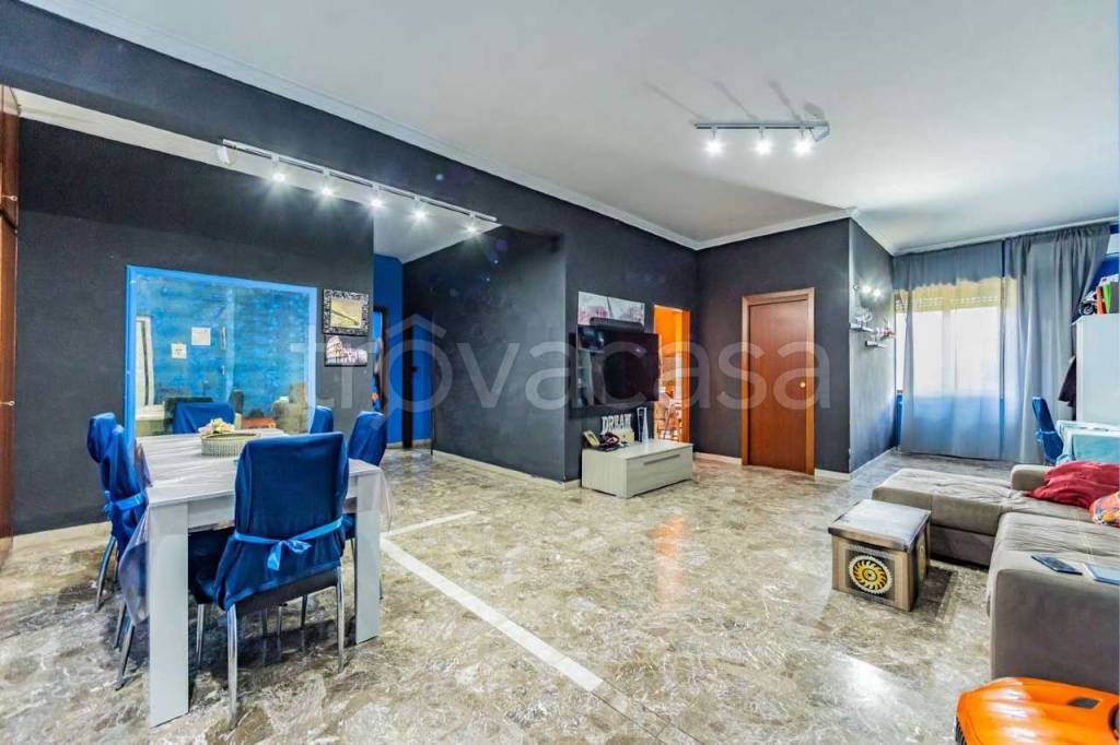 appartamento in vendita a Roma in zona Lago Regillo