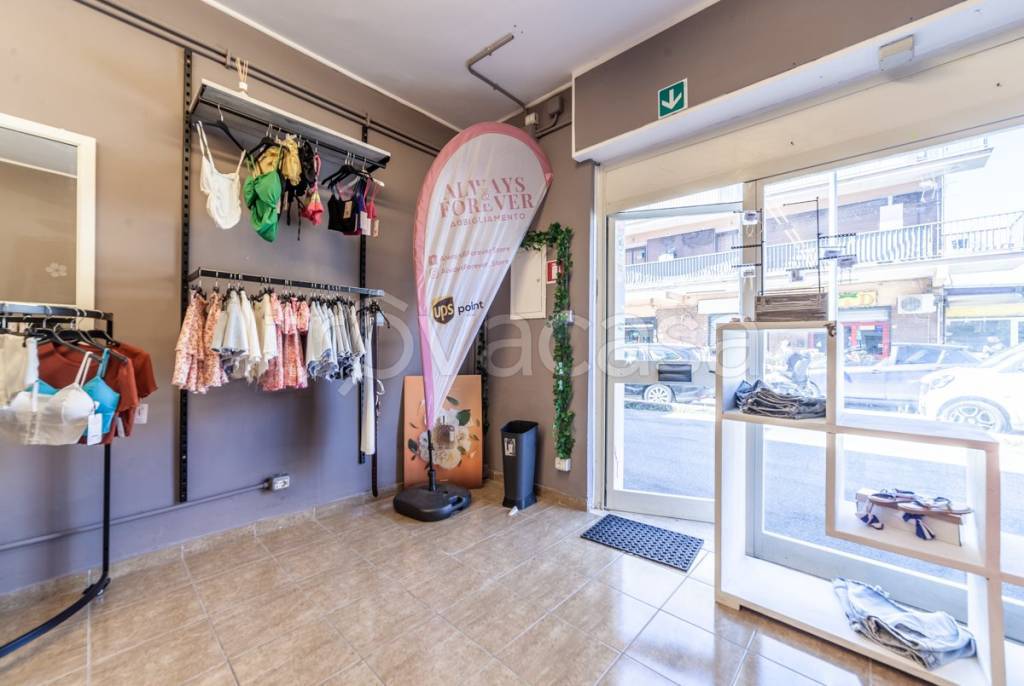 locale commerciale in vendita a Roma in zona Dragona/Bagnoletto