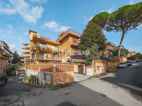 appartamento in vendita a Roma in zona Tomba di Nerone