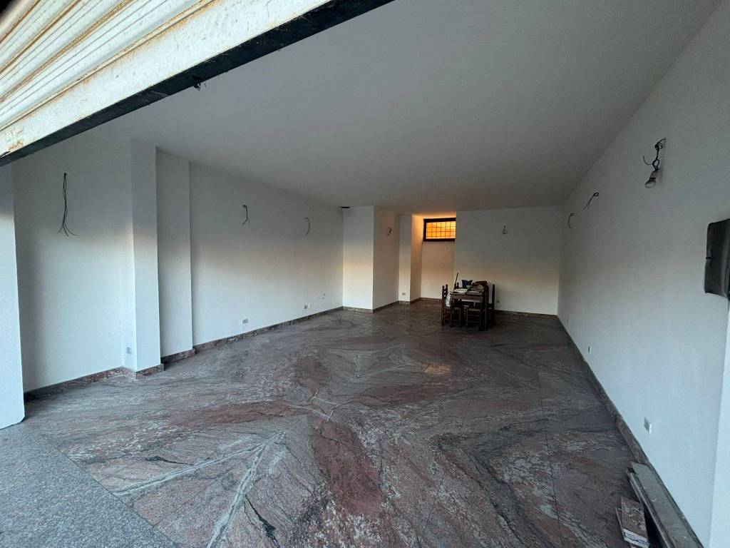 negozio in vendita a Roma in zona Acilia