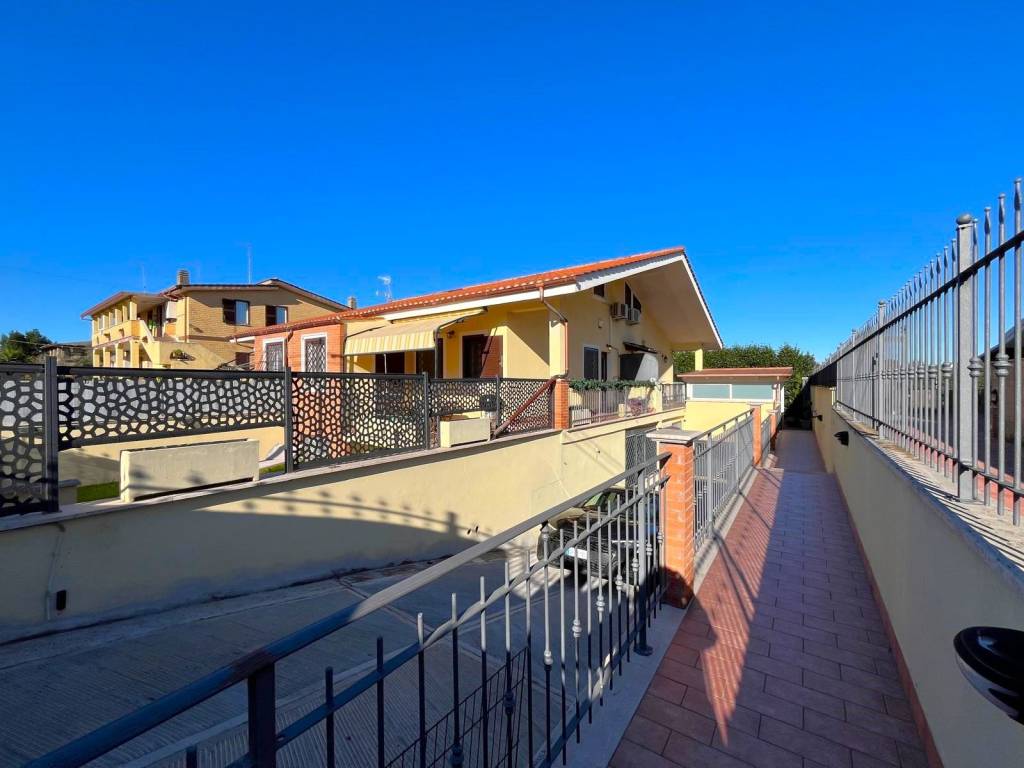 casa indipendente in vendita a Roma in zona Finocchio