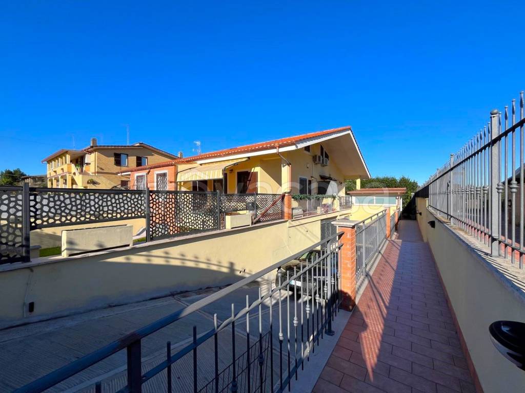 casa indipendente in vendita a Roma in zona Finocchio
