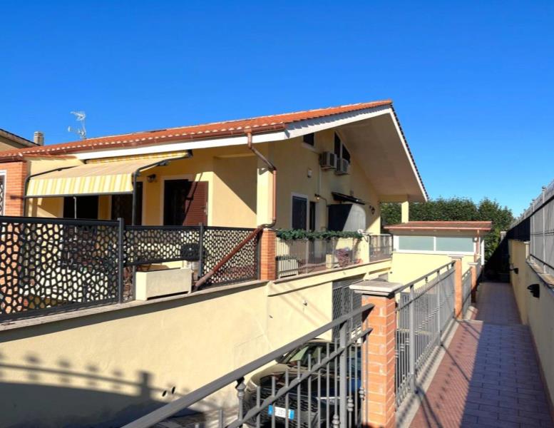 casa indipendente in vendita a Roma in zona Finocchio
