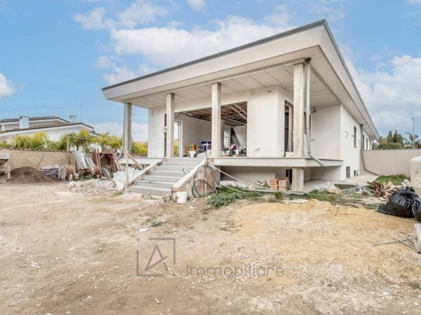casa indipendente in vendita a Roma in zona Casal Palocco