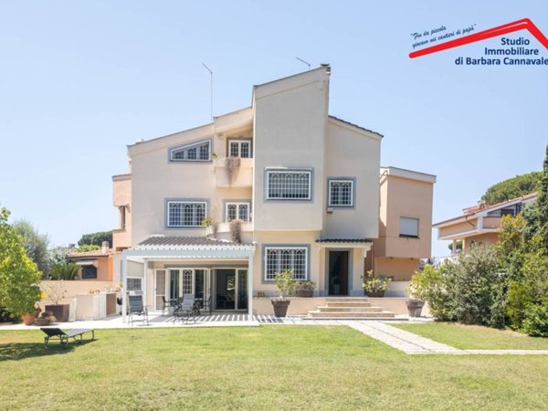 casa indipendente in vendita a Roma in zona Casal Palocco