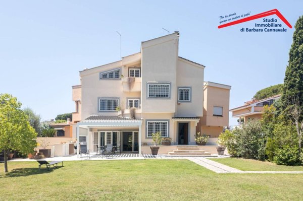 casa indipendente in vendita a Roma in zona Casal Palocco