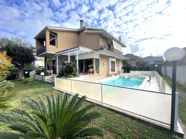 casa indipendente in vendita a Roma in zona Axa