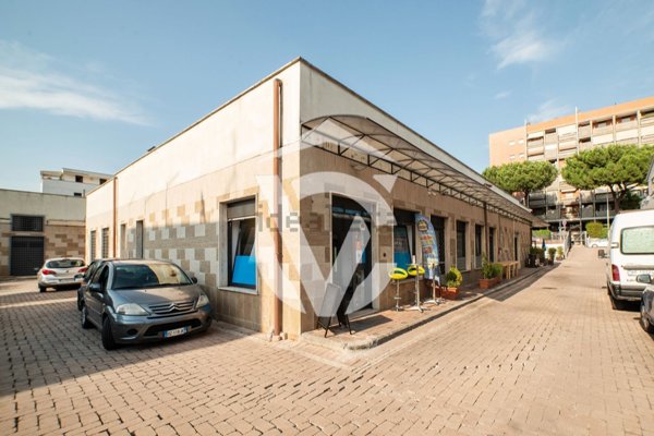 locale commerciale in vendita a Roma in zona Torre Maura