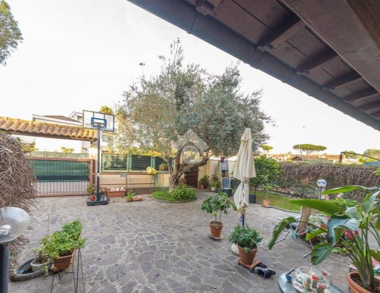casa indipendente in vendita a Roma in zona Infernetto