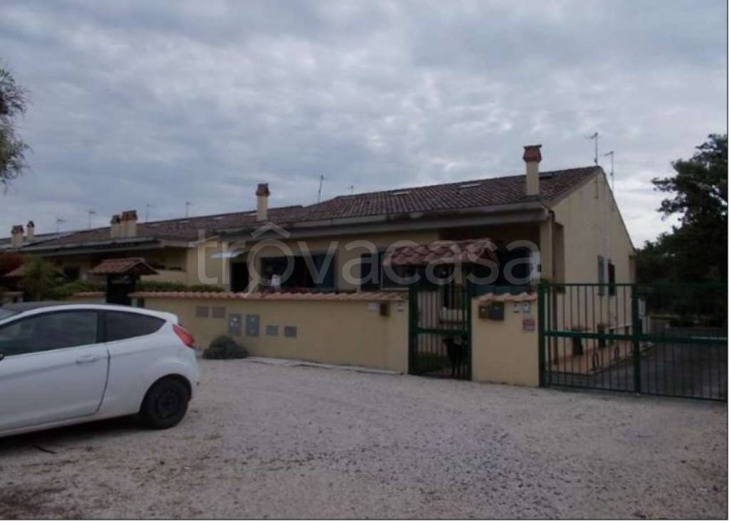 ufficio in vendita a Roma in zona Infernetto