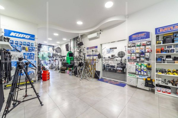 locale commerciale in vendita a Roma
