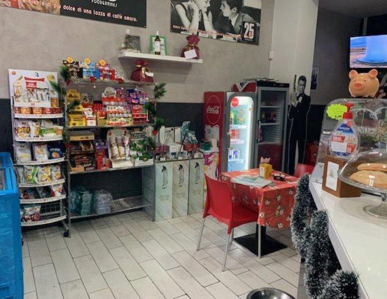negozio in vendita a Roma in zona Cinecittà