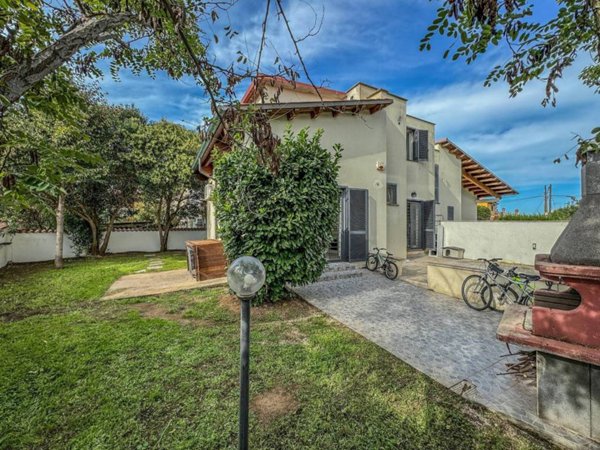 casa indipendente in vendita a Roma in zona Longarina
