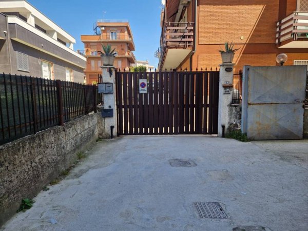 locale commerciale in vendita a Roma in zona Torre Maura