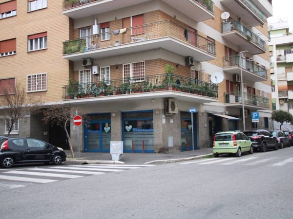 negozio in vendita a Roma in zona Castel Fusano