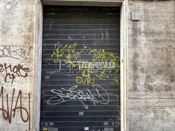 negozio in vendita a Roma in zona Tuscolano