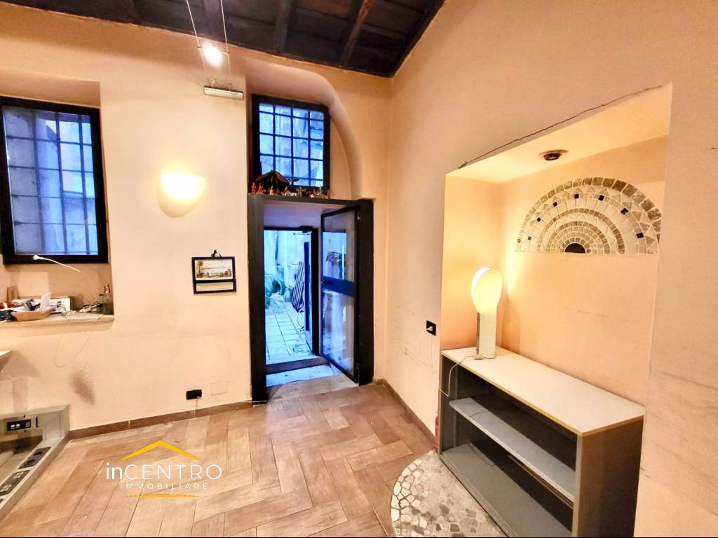 negozio in vendita a Roma in zona Rione Regola