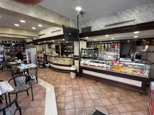 negozio in vendita a Roma in zona Colle del Sole