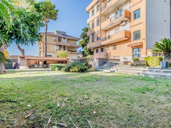 appartamento in vendita a Roma in zona Axa